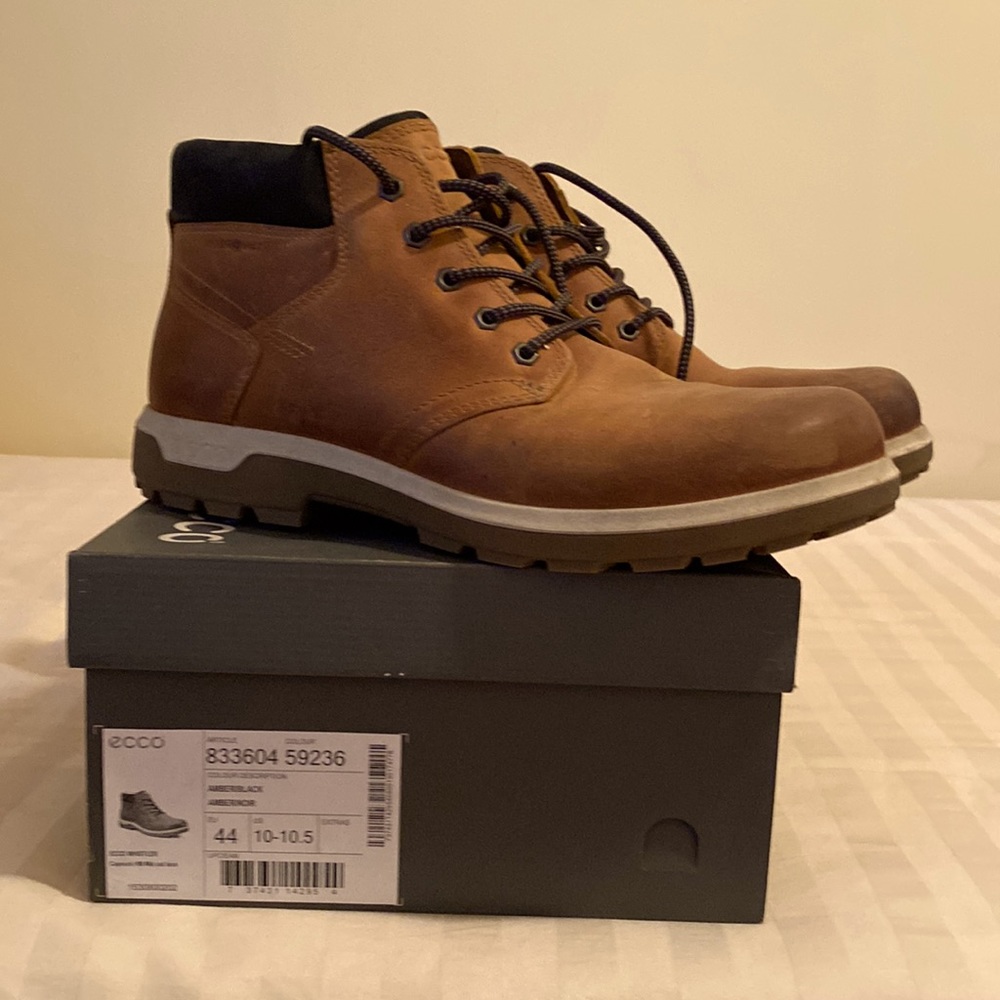 ECCO WHISTLER  - MENS’ Caprock HM mid cut lace.  Amber/Black